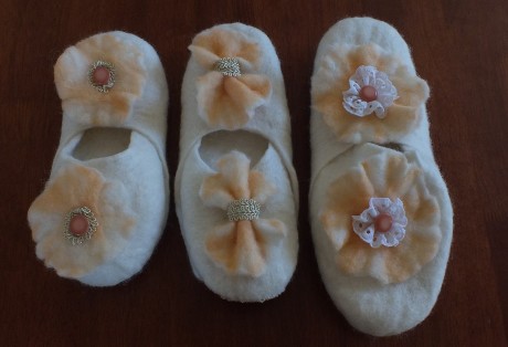 Felted slippers natural white with apricot-pink flowers